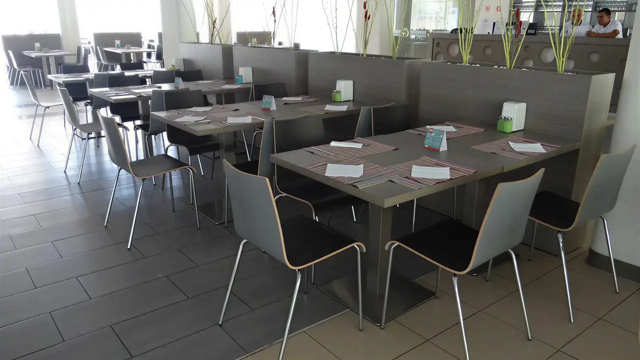 Restauracja w hotelu MPM Kalina Garden z nakrytymi stołami