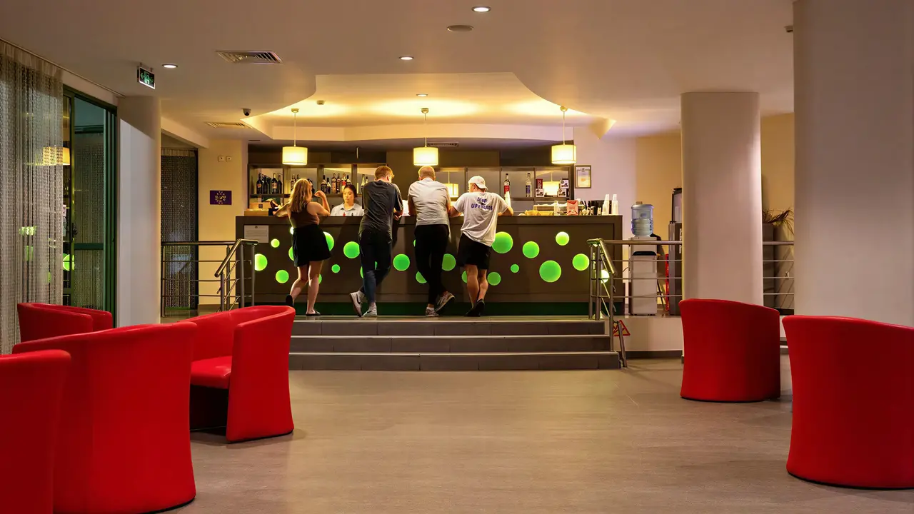 Bar z gośćmi w hotelu MPM Kalina Garden