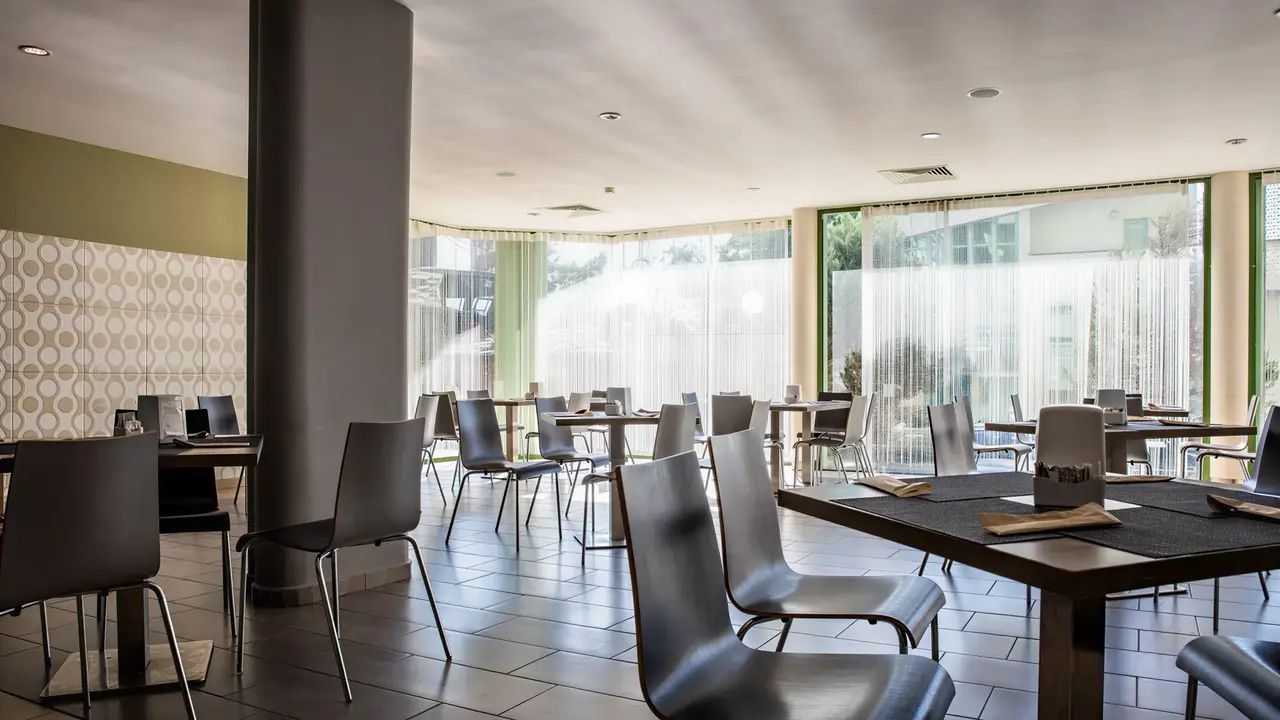 Restauracja w MPM Kalina Garden z nakrytymi stołami
