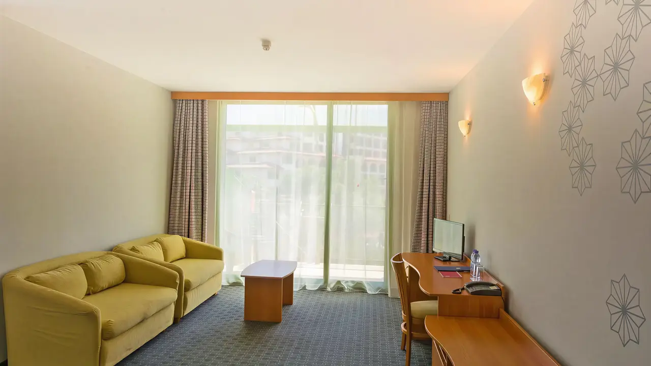 Wnętrze pokoju z kanapami w MPM Kalina Garden