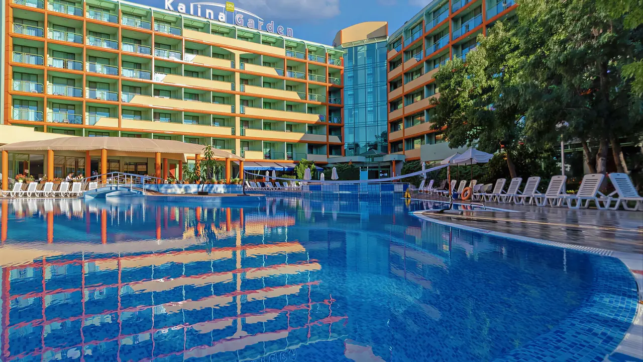 Basen z leżakami w hotelu MPM Kalina Garden
