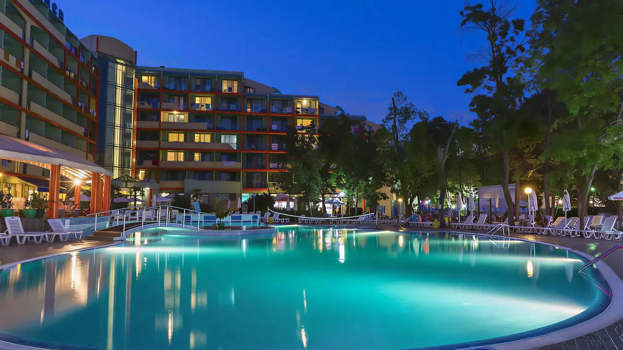 Oświetlony basen w hotelu MPM Kalina Garden wieczorem