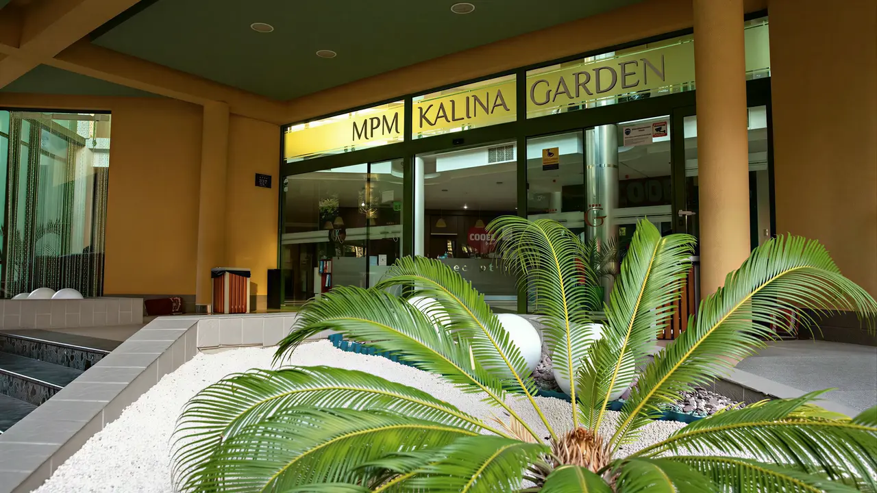 Wejście do budynku MPM Kalina Garden z roślinnością
