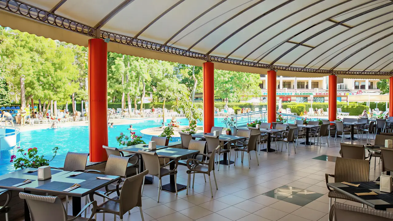 Restauracja w MPM Kalina Garden z widokiem na basen