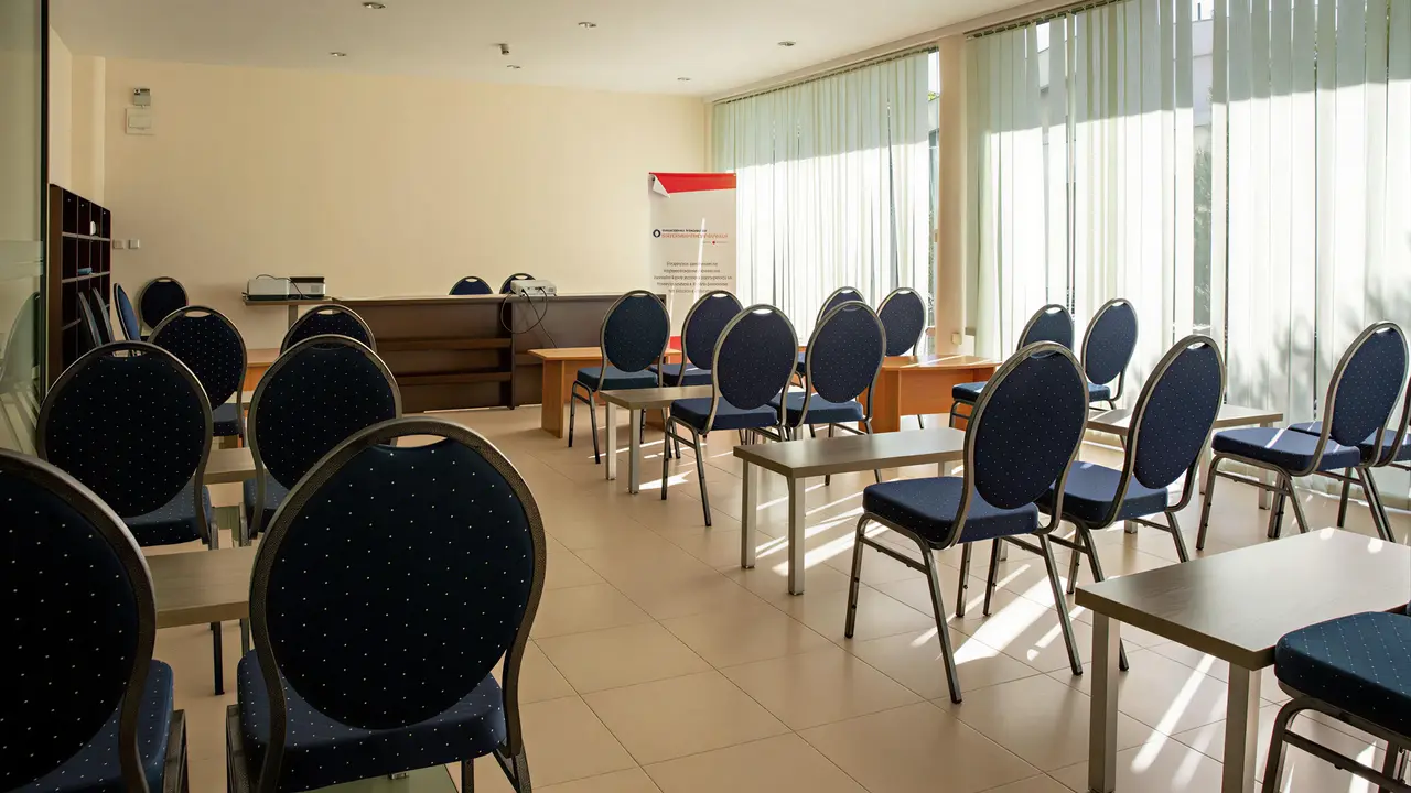 Sala konferencyjna w MPM Kalina Garden z rzędami krzeseł