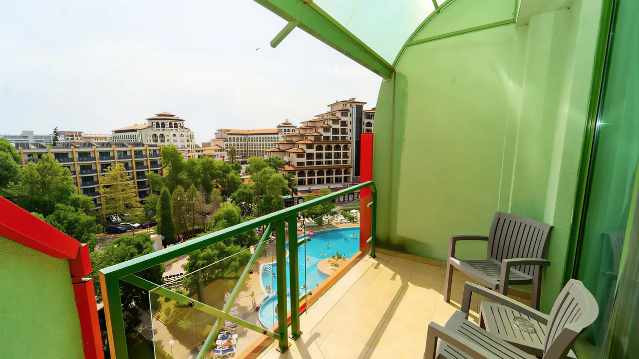 Balkon z widokiem na basen w MPM Kalina Garden