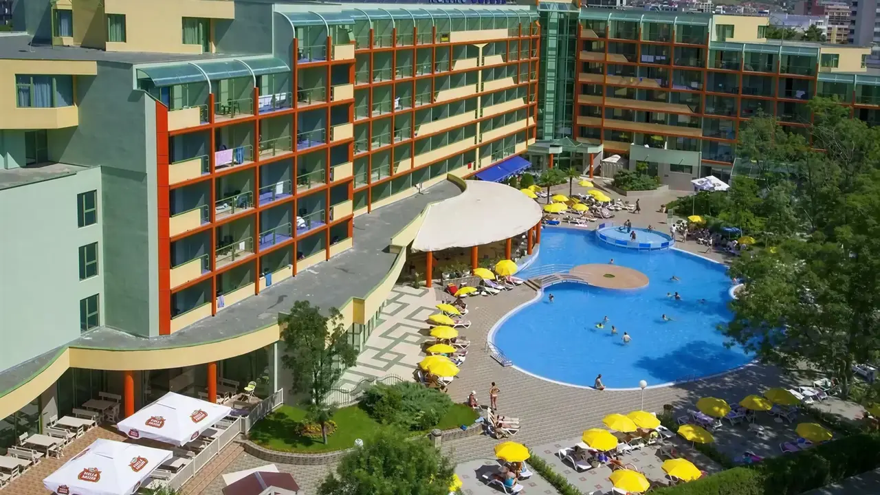Widok na kompleks budynków i basen MPM Kalina Garden