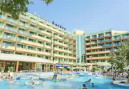 Widok na budynki i basen w MPM Kalina Garden