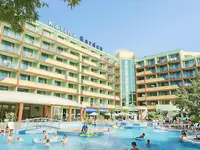 Widok na budynki i basen w MPM Kalina Garden
