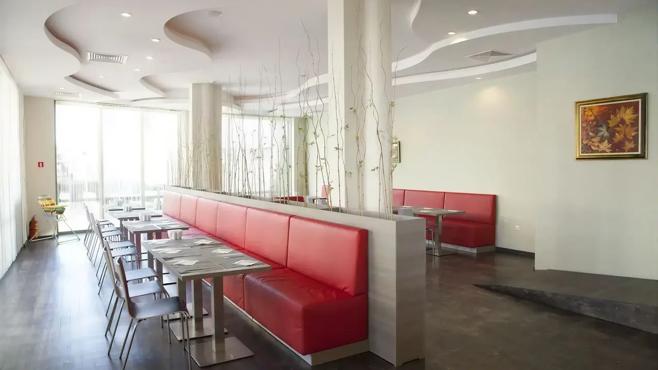 Restauracja z czerwonymi kanapami w MPM Kalina Garden
