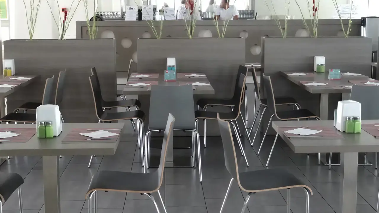 Restauracja w MPM Kalina Garden z ustawionymi stolikami