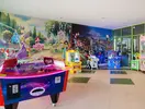 Sala gier w MPM Kalina Garden z kolorowymi automatami
