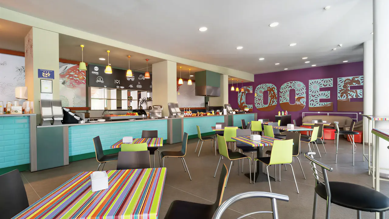 Restauracja z kolorowymi stolikami w MPM Kalina Garden
