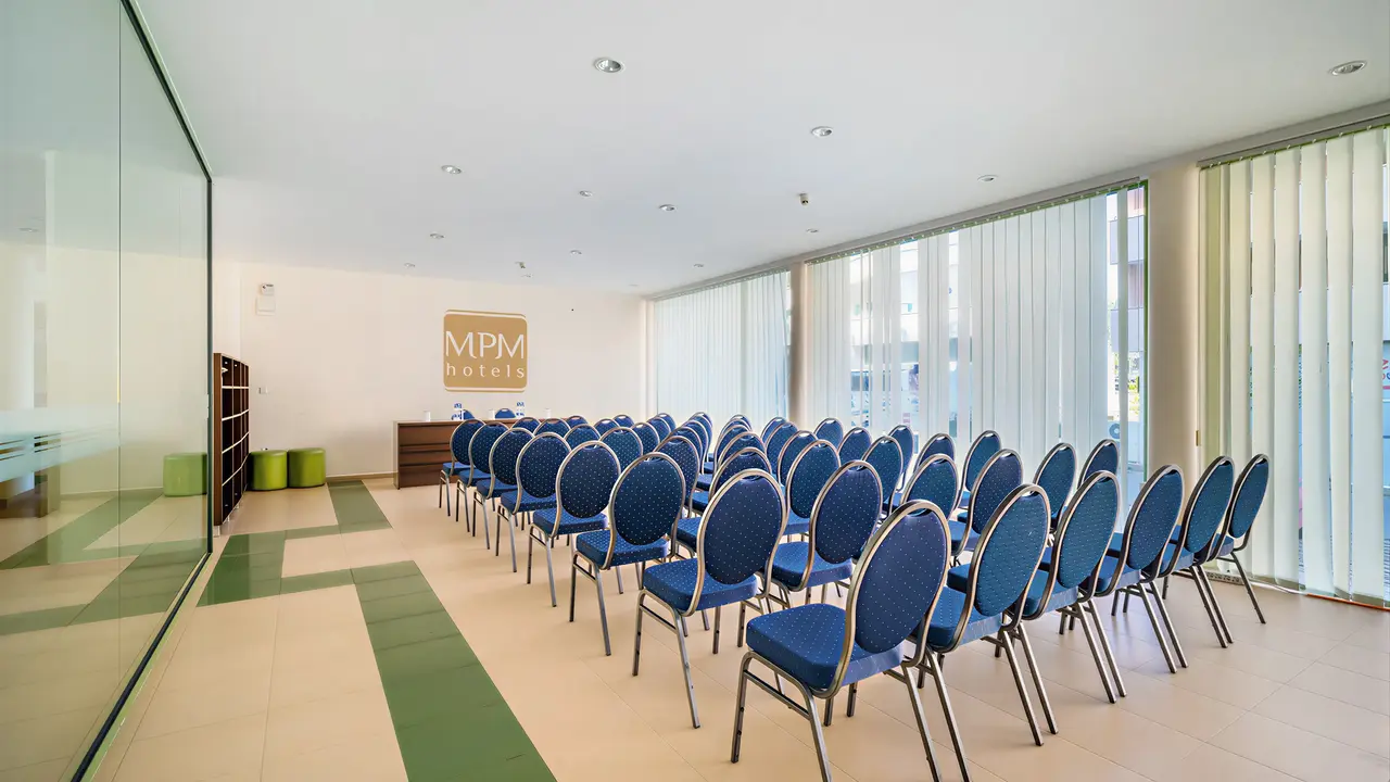 Sala konferencyjna w MPM Kalina Garden z niebieskimi krzesłami