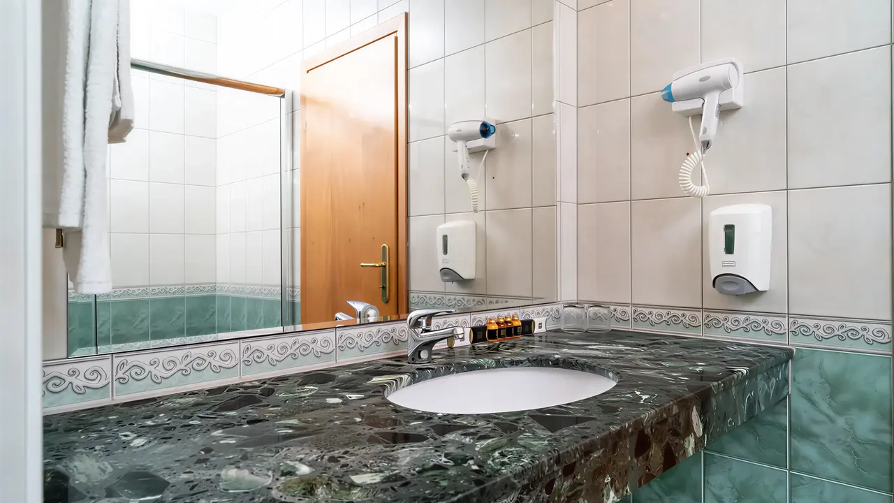 Łazienka w MPM Kalina Garden z umywalką i lustrem