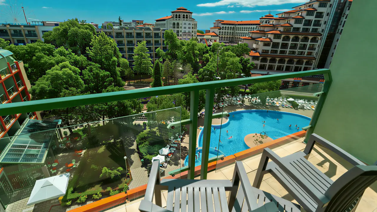 Balkon z widokiem na basen w MPM Kalina Garden