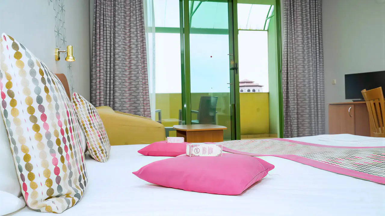 Pokój z łóżkiem w hotelu MPM Kalina Garden
