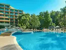 Basen w hotelu MPM Kalina Garden z leżakami