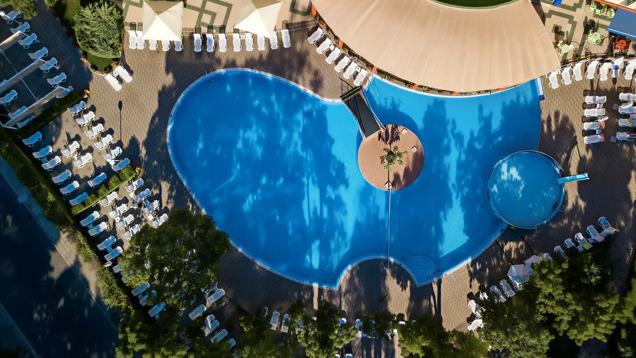 Basen z leżakami w hotelu MPM Kalina Garden