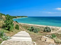 Drewniana ścieżka prowadząca na plażę w MPM Kalina Garden