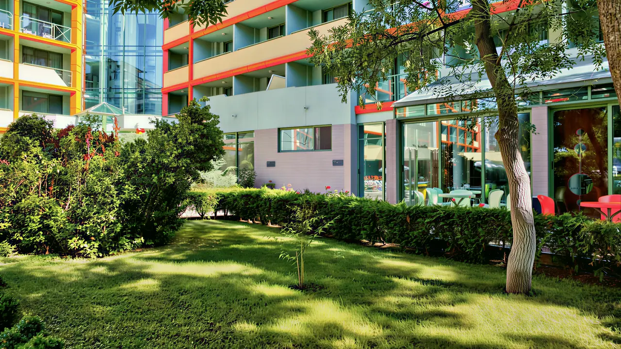 Zielony ogród przy budynku MPM Kalina Garden