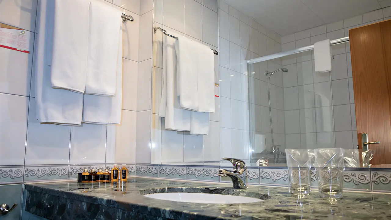 Łazienka w hotelu MPM Kalina Garden z umywalką