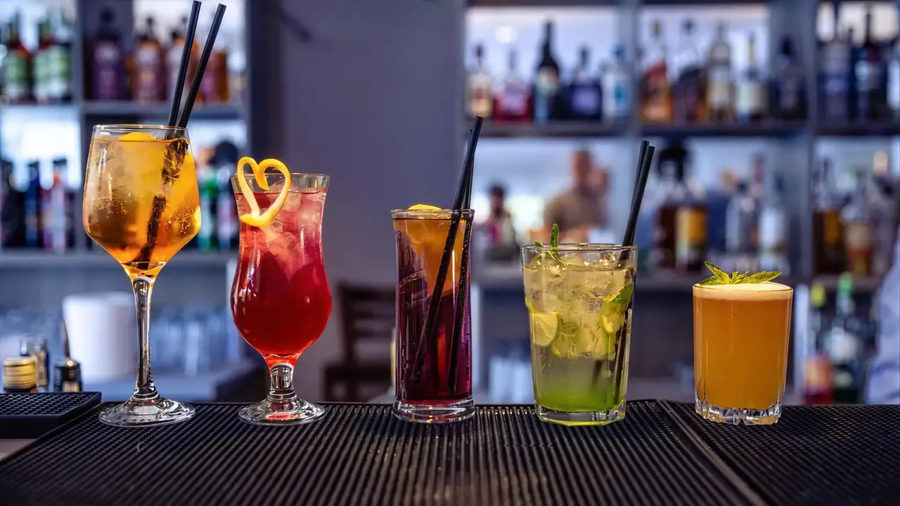 Kolorowe drinki na barze w MPM Kalina Garden