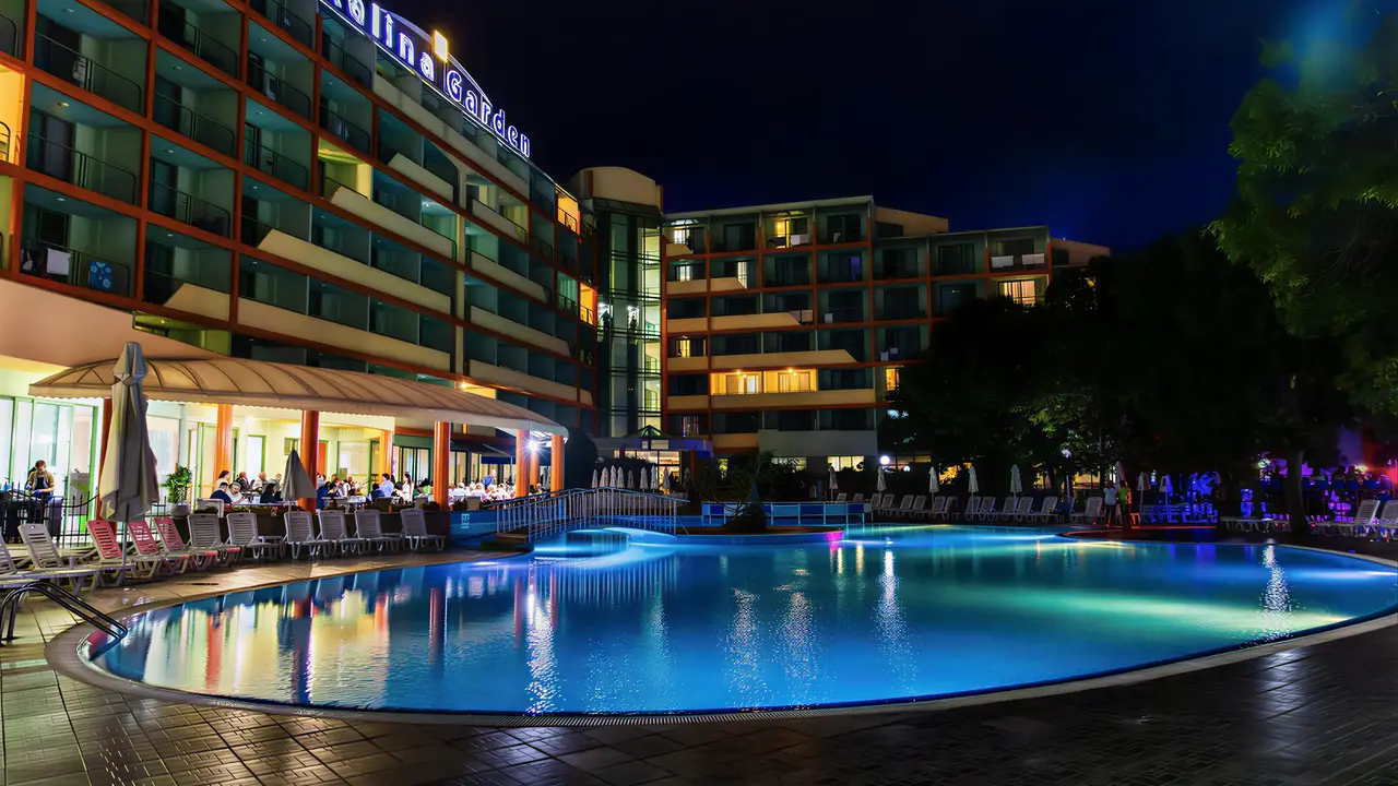 Basen zewnętrzny w hotelu MPM Kalina Garden nocą