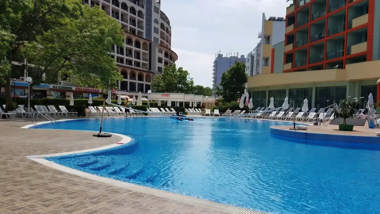 Basen zewnętrzny w obiekcie MPM Kalina Garden