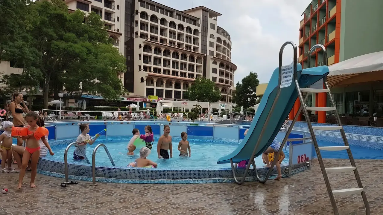 Dzieci na zjeżdżalni wodnej w MPM Kalina Garden