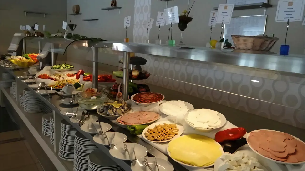 Bufet z jedzeniem w hotelu MPM Kalina Garden
