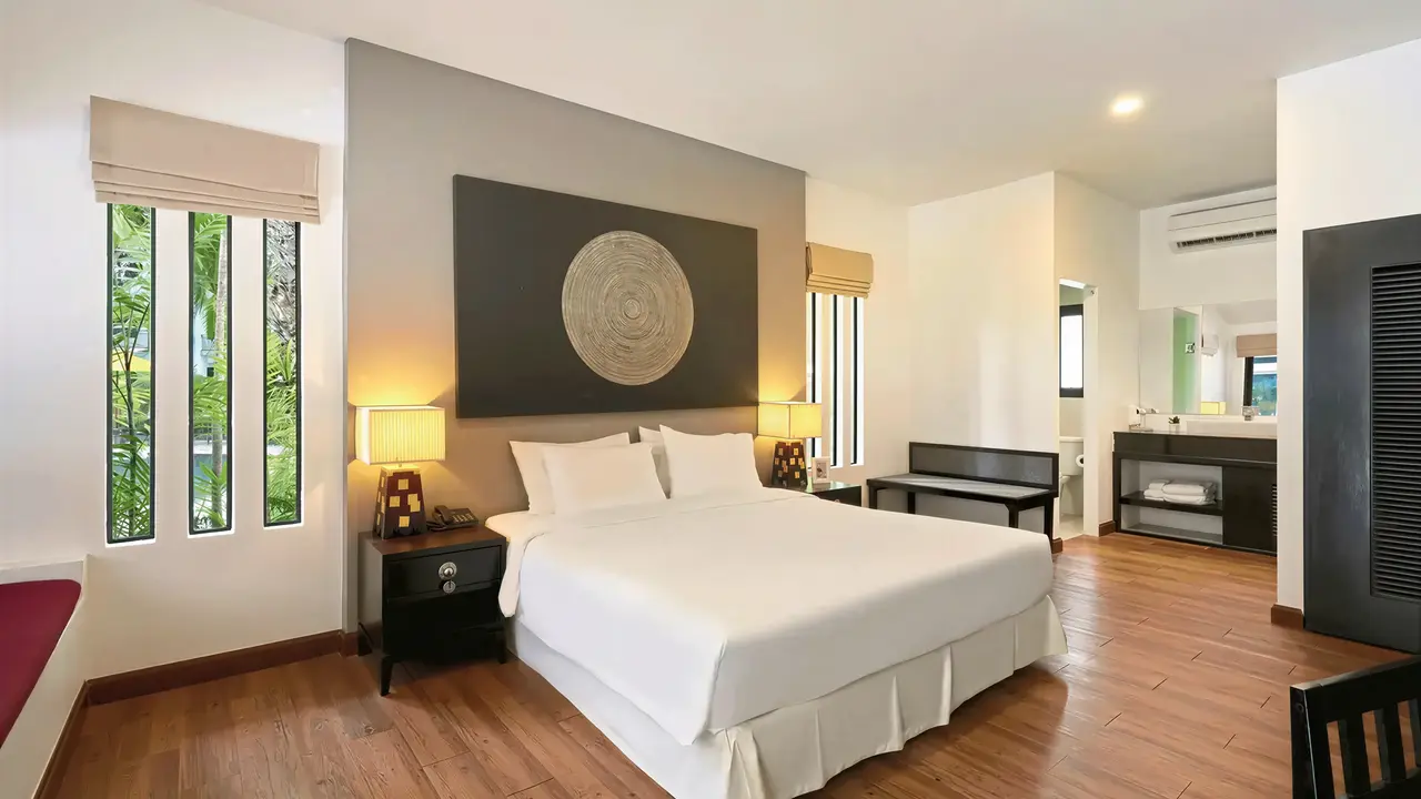 Nowoczesna sypialnia w Nai Yang Beach Resort z dużym łóżkiem