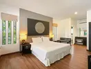 Nowoczesna sypialnia w Nai Yang Beach Resort z dużym łóżkiem