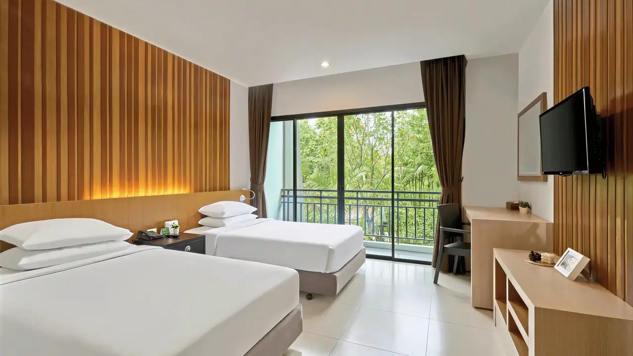 Nowoczesny pokój z łóżkami w Nai Yang Beach Resort
