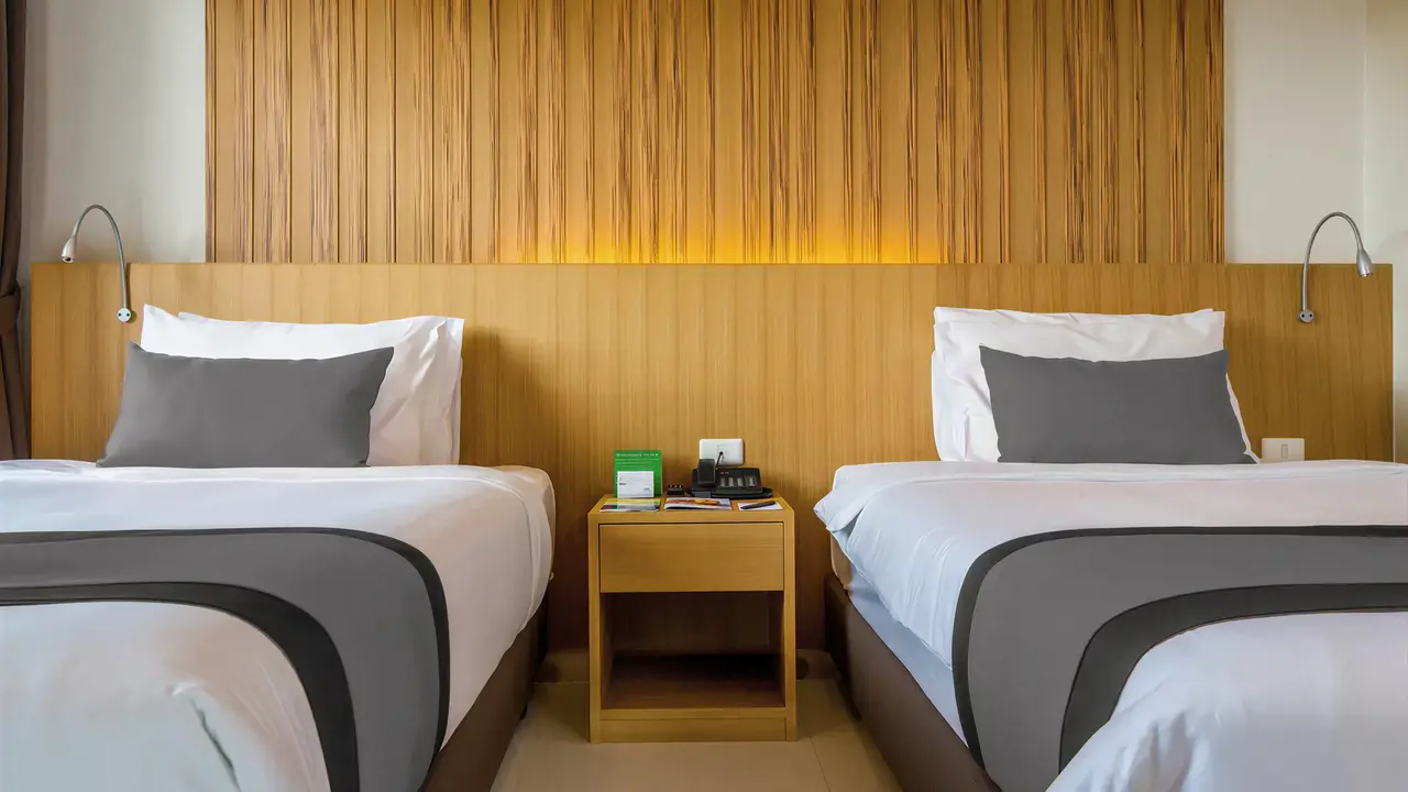 Dwa łóżka w pokoju w Nai Yang Beach Resort