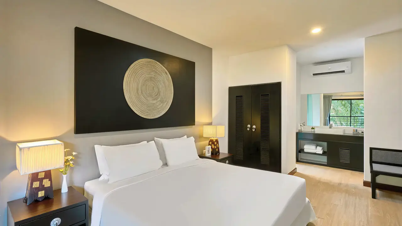 Sypialnia w hotelu Nai Yang Beach Resort z dużym łóżkiem