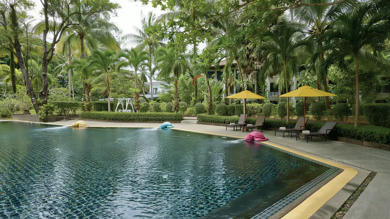 Basen z leżakami w Nai Yang Beach Resort
