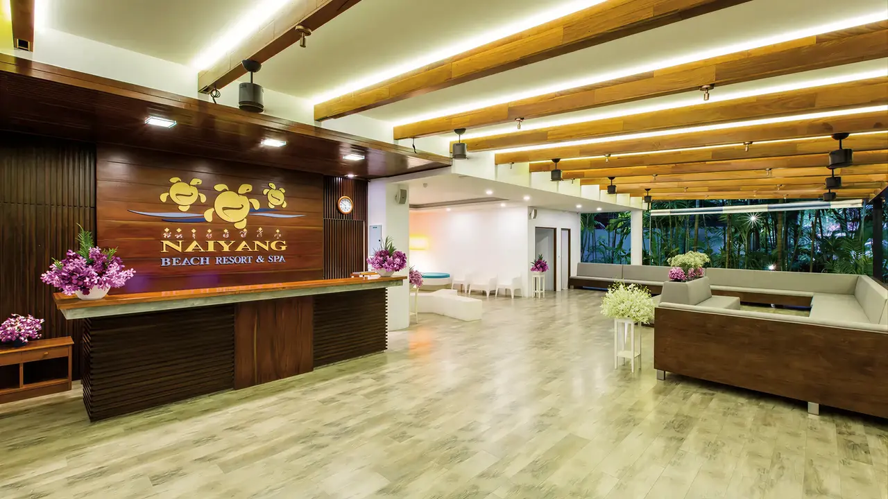 Recepcja i strefa wypoczynku w Nai Yang Beach Resort