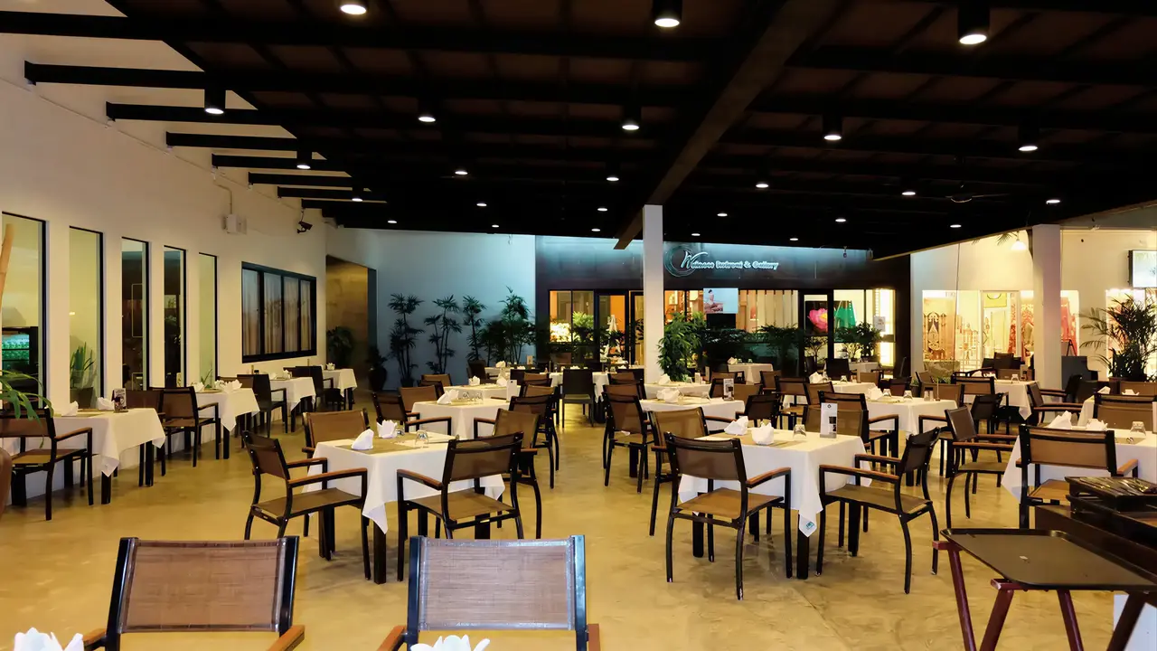 Restauracja z nakrytymi stołami w Nai Yang Beach Resort