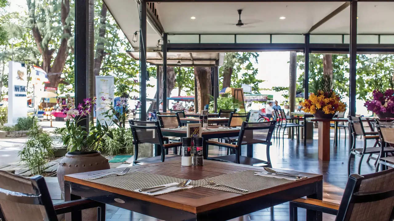 Restauracja w hotelu Nai Yang Beach Resort z nakrytym stołem