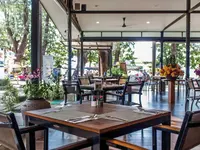 Restauracja w hotelu Nai Yang Beach Resort z nakrytym stołem