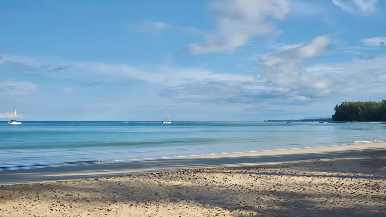 Piaszczysta plaża i morze w Nai Yang Beach Resort