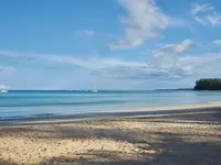 Piaszczysta plaża i morze w Nai Yang Beach Resort