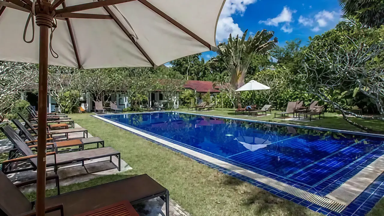 Basen z leżakami w Nai Yang Beach Resort