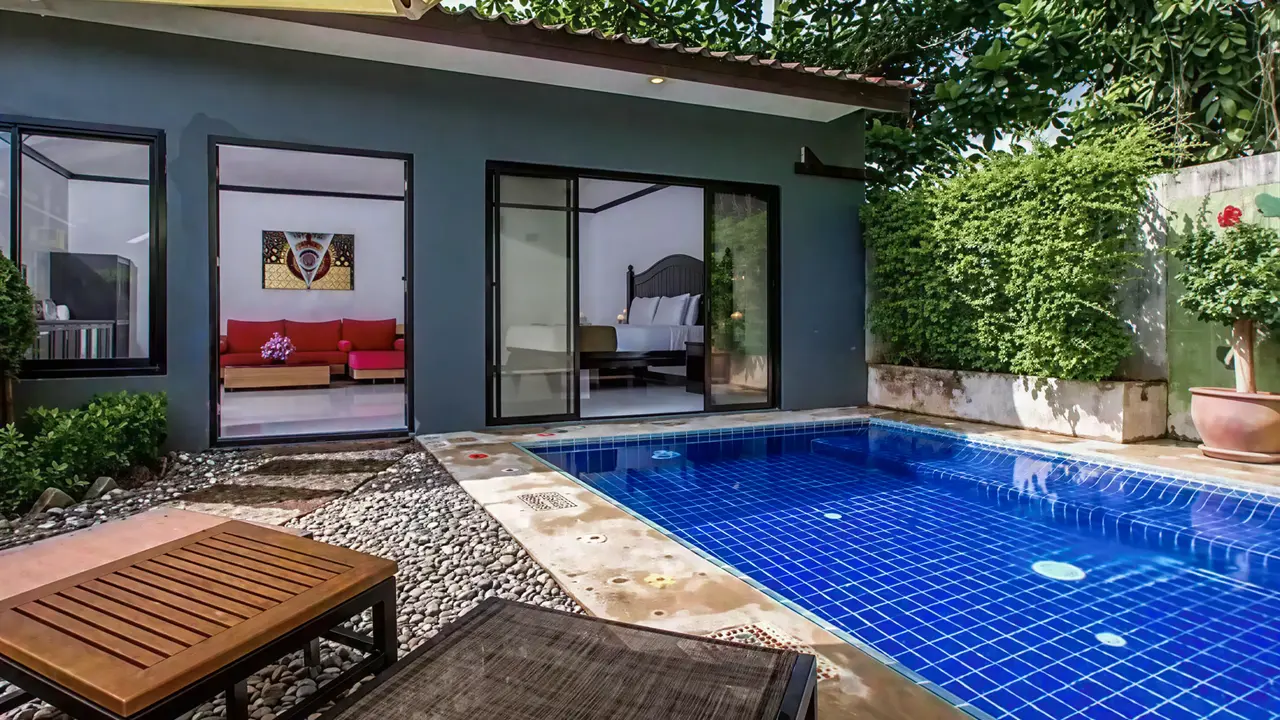 prywatny basen i taras w Nai Yang Beach Resort