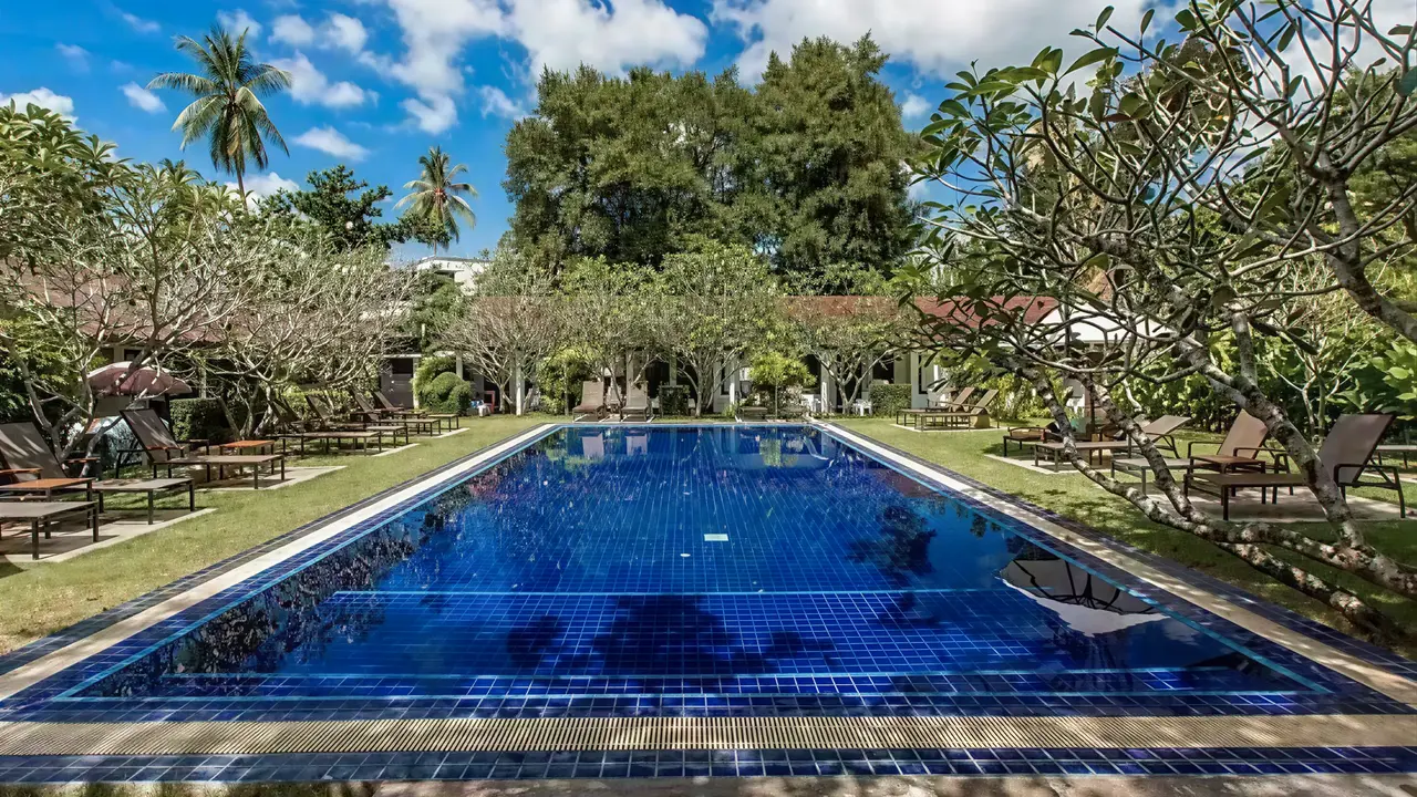 Basen w otoczeniu zieleni w Nai Yang Beach Resort