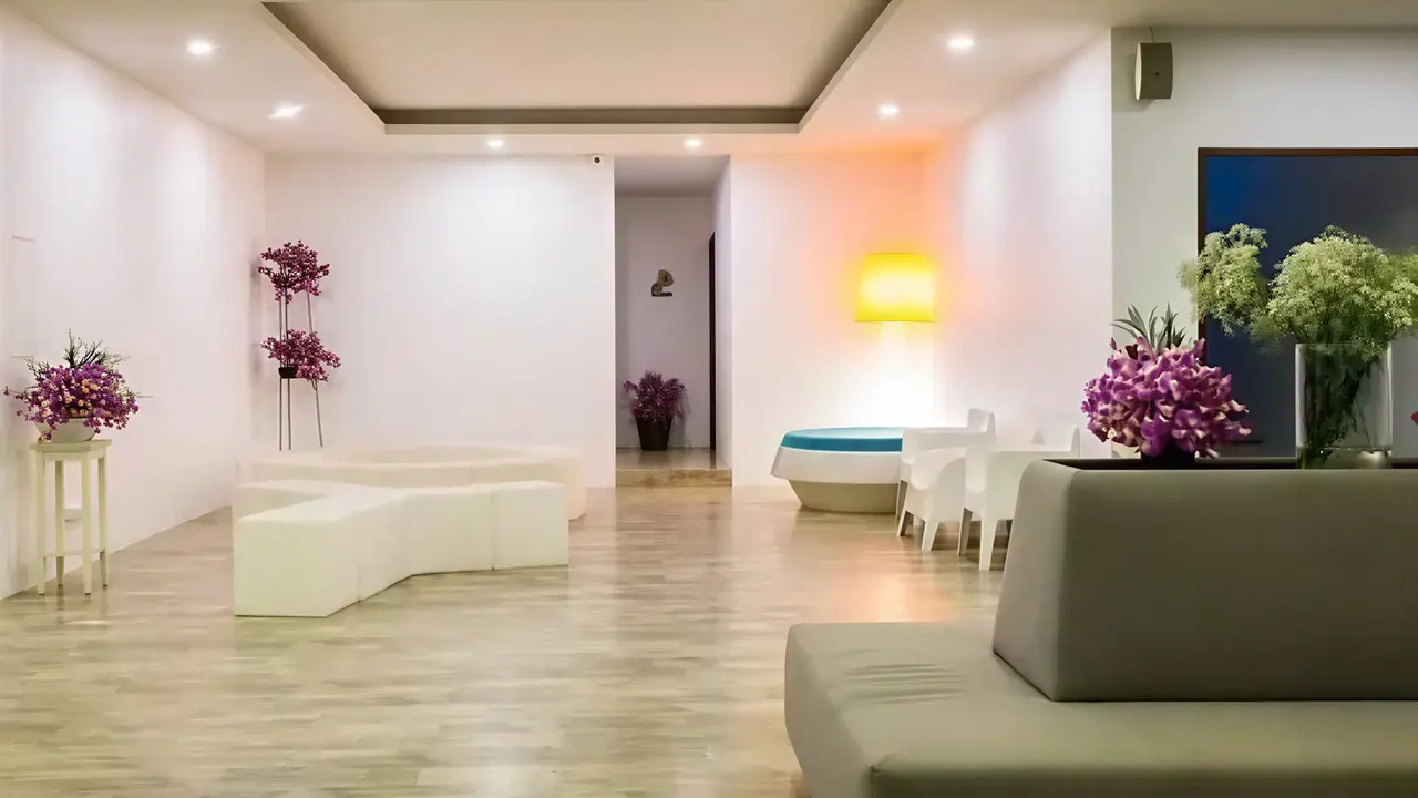 Nowoczesny hol w Nai Yang Beach Resort z eleganckimi meblami