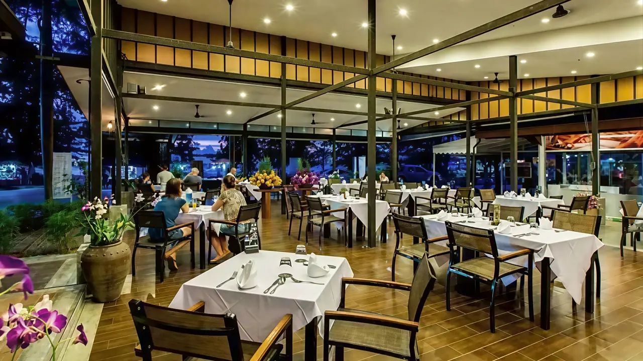 Elegancka restauracja w Nai Yang Beach Resort z nakrytymi stołami