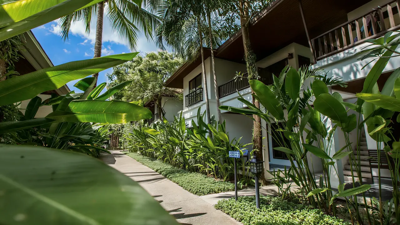 Budynek i ścieżka w Nai Yang Beach Resort
