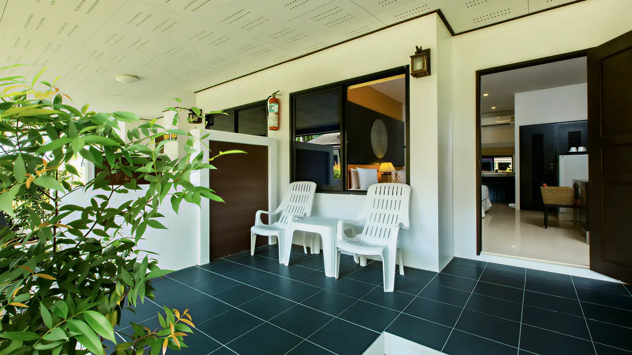 Taras przy pokoju w Nai Yang Beach Resort